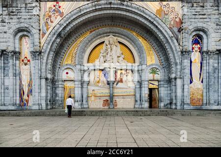 Vor dem Eingang der Basilika der Gottesmutter in Lourdes mit Pilgern Stockfoto
