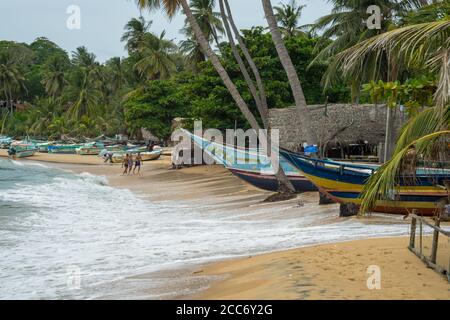 Bunte traditionelle Fischerboot am Strand, Arugam Bay, Sri Lanka Stockfoto