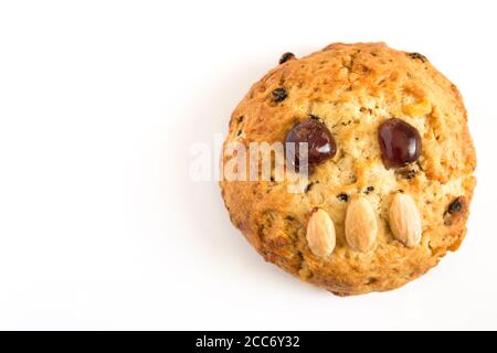 Ein traditioneller Yorkshire Fat Rascal Kuchen, der ein lokaler ist Produkte aus dem berühmten Yorkshire Bettys Cafe und Tea Rooms In Großbritannien mit Kopierbereich Stockfoto