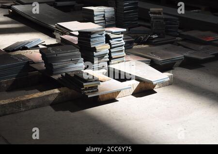Schneiden von Metallen. Lagerung von Fertigteilen mit Markierung. Stockfoto