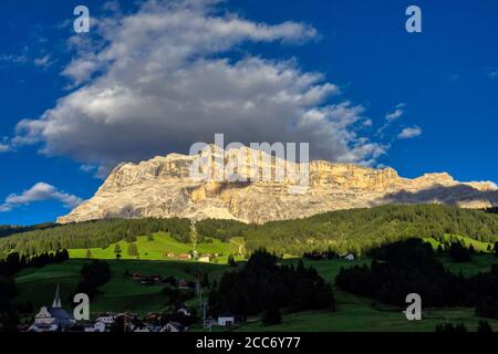 Die Westseite der Sasso di Santa Croce in der östlichen Dolomiten, mit Blick auf die Val Badia, der vertikalen Wand von 900 Meter, Südtirol, Italien Stockfoto