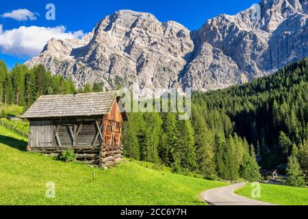 Die Westseite der Sasso di Santa Croce in der östlichen Dolomiten, mit Blick auf die Val Badia, der vertikalen Wand von 900 Meter, Südtirol, Italien Stockfoto