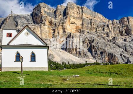 Die Westseite der Sasso di Santa Croce in der östlichen Dolomiten, mit Blick auf die Val Badia, der vertikalen Wand von 900 Meter, Südtirol, Italien Stockfoto