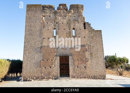 Der Wachturm von San Bartolome de la Torre befindet sich auf einem hohen Boden, dominiert eine strategische Position, könnte es als Wachturm für Waren f verwendet werden Stockfoto