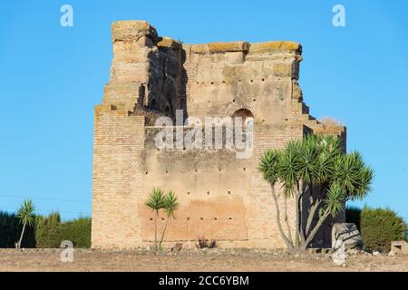 Der Wachturm von San Bartolome de la Torre befindet sich auf einem hohen Boden, dominiert eine strategische Position, könnte es als Wachturm für Waren f verwendet werden Stockfoto