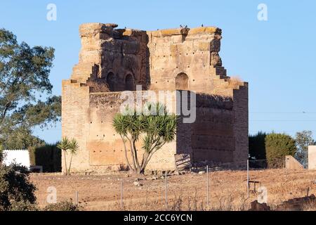 Der Wachturm von San Bartolome de la Torre befindet sich auf einem hohen Boden, dominiert eine strategische Position, könnte es als Wachturm für Waren f verwendet werden Stockfoto