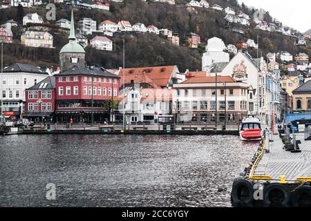 Bergen, Norwegen - 17. November 2017: Küstenansicht des Hafens von Bergen Stockfoto