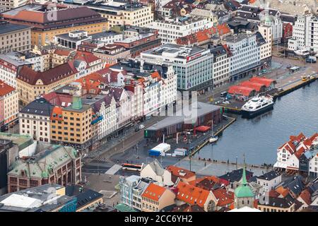 Bergen, Norwegen - 19. November 2017: Bergen Havn Stadtbild am Frühlingsmorgen. Luftaufnahme Stockfoto