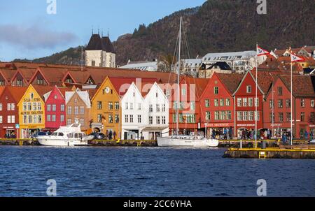 Bergen, Norwegen - 19. November 2017: Traditionelle norwegische rote Holzhäuser stehen an einer Küste in Folge. Bergen Bryggen Stockfoto