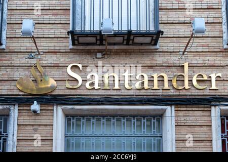 Huelva, Spanien - 16. August 2020: Eine Filiale der Banco Santander im Dorf Beas. Sie ist die größte Bank in der Eurozone und eine der größten in der Stockfoto