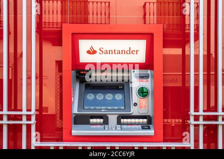 Huelva, Spanien - 16. August 2020: Geldautomat der Bank Santander in der Stadt Valverde del Camino, Huelva, Spanien. Sie ist die größte Bank in der Eurozone Stockfoto