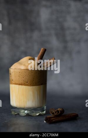 Schlagkaffee Dalgona Kaffee in kalter Milch Stockfoto