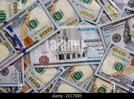 Ägyptische nationale Banknote auf der Oberseite der US-Landeswährung, Draufsicht der gemischten amerikanischen Dollar-Banknoten. Ägypten und USA Papiergeld. 5 Pfund und US Dolla Stockfoto