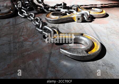 Lastkettenschlinge auf Stahlblech. Stahlkette und Kranhaken. Stockfoto