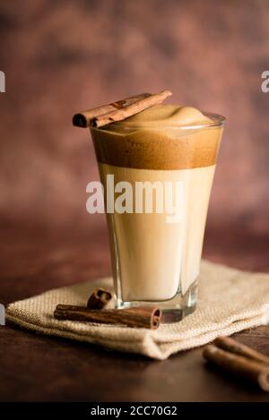 Iced Dalgona Coffee, ein trendiger flauschiger cremiger Schlagkaffee Stockfoto