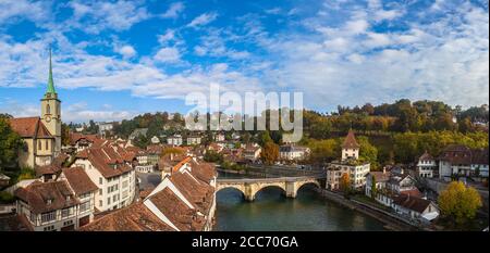 Schöner Panoramablick auf die Berner Altstadt und die Aarebrücke von der Nydeggbrücke mit der Nydeggkirche und der Untertorbrücke, am sonnigen Herbsttag mit Stockfoto