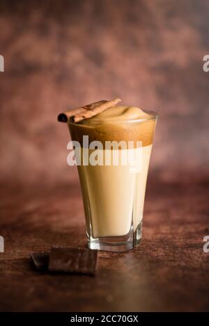 Iced korean Dalgona Coffee, ein trendiger, flauschiger, cremiger Kaffee Stockfoto