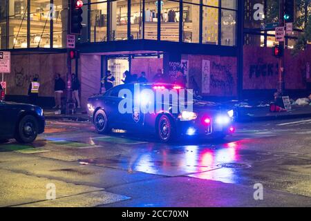 Seattle, USA 30. Mai 2020: Spät abends Plünderungen im westlake-Gebiet während des George Floyd-Protestes. Stockfoto