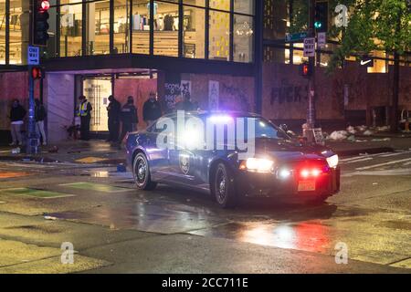 Seattle, USA 30. Mai 2020: Spät abends Plünderungen im westlake-Gebiet während des George Floyd-Protestes. Stockfoto