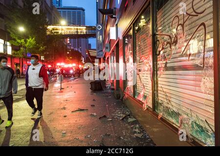 Seattle, USA 30. Mai 2020: Spät abends Plünderungen im westlake-Gebiet während des George Floyd-Protestes. Stockfoto