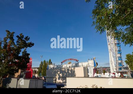 Stuttgart Bad Canstatt, Deutschland - 11. Oktober 2019: Blick auf das Volksfest auf dem Canstatter Wasen, Schausteller und Vergnügungsfahrt von hinten zu sehen. Stockfoto