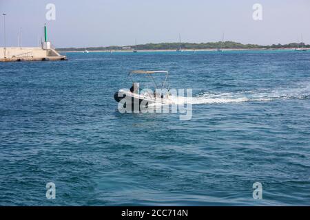 Schiff in den Wellen des Mittelmeers Meer auf den balearen Stockfoto