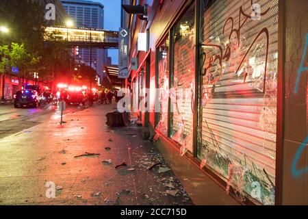 Seattle, USA 30. Mai 2020: Spät abends Plünderungen im westlake-Gebiet während des George Floyd-Protestes. Stockfoto