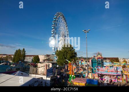 Stuttgart Bad Canstatt, Deutschland - 11. Oktober 2019: Blick auf das Riesenrad des Volksfestes, Vergnügungsfahrt gegen den Himmel in Blau. Stuttgart, Deutschland Stockfoto