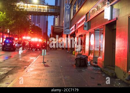 Seattle, USA 30. Mai 2020: Spät abends Plünderungen im weslake-Gebiet während des George Floyd-Protestes. Stockfoto