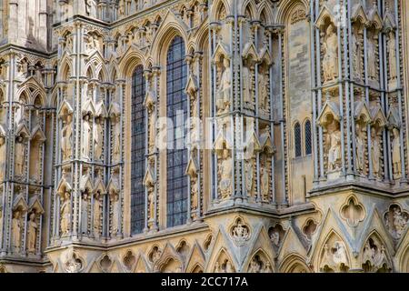 Fassadenstatuen an der Westfront von Wells Cathedral, Wells, Somerset Stockfoto