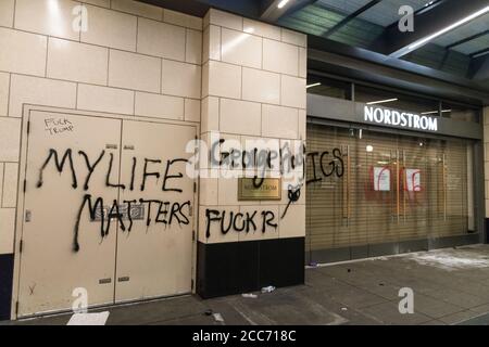 Seattle, USA 30. Mai 2020: Spät abends Plünderungen im westlake-Gebiet während des George Floyd-Protestes. Stockfoto