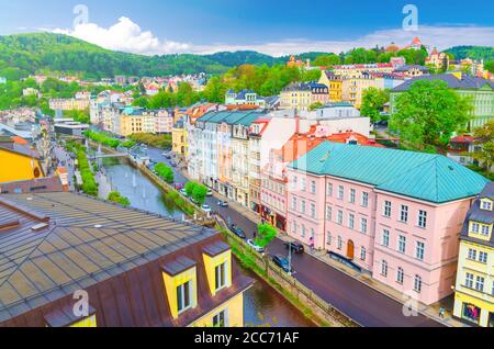 Karlovy Vary Karlsbad historischen Stadtzentrum Luftaufnahme mit Tepla Flussufer, bunte schöne Gebäude, Skyline mit Wald Hügel grünen Bäumen Hintergrund, Westböhmen, Tschechische Republik Stockfoto