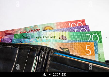 Neuseeländisches Bargeld, Geld oder Währung fächerten sich in der Brieftasche von Someones aus Stockfoto