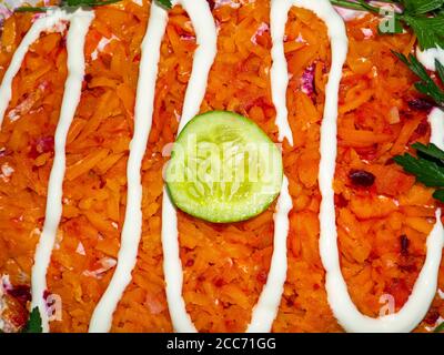 Gemüsesalat mit Karotten mit Gurke verziert. Stockfoto