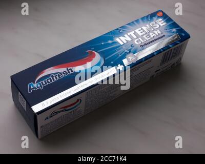 GOMEL, WEISSRUSSLAND - 19. AUGUST 2020: Zahnpasta Aquafresh intensiv sauber. Stockfoto