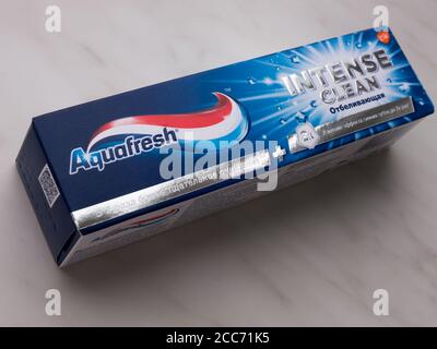 GOMEL, WEISSRUSSLAND - 19. AUGUST 2020: Zahnpasta Aquafresh intensiv sauber. Stockfoto