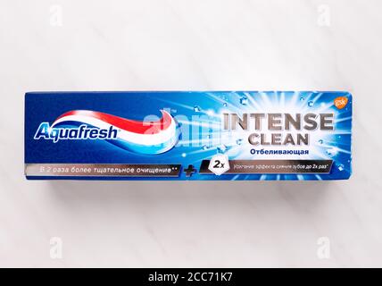 GOMEL, WEISSRUSSLAND - 19. AUGUST 2020: Zahnpasta Aquafresh intensiv sauber. Stockfoto