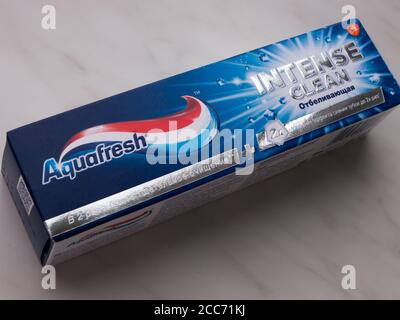 GOMEL, WEISSRUSSLAND - 19. AUGUST 2020: Zahnpasta Aquafresh intensiv sauber. Stockfoto