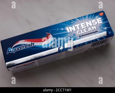 GOMEL, WEISSRUSSLAND - 19. AUGUST 2020: Zahnpasta Aquafresh intensiv sauber. Stockfoto