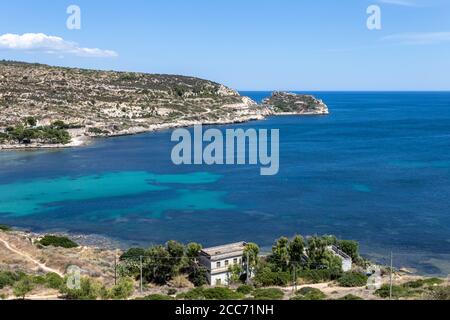 Eine schöne Bucht in der Nähe der Stadt Cagliari in Sardinien, Italien an einem heißen Sommertag. Stockfoto