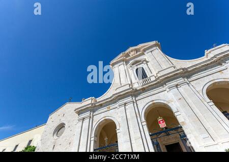 Die Basilika unserer Lieben Frau von Bonaria (von der die Stadt Buenos Aires ihren Namen hat) in Cagliari, Italien an einem heißen Sommertag. Stockfoto