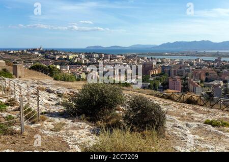 Blick auf die Stadt Cagliari in Sardinien von der Burg von San Michele an einem heißen Sommertag. Stockfoto