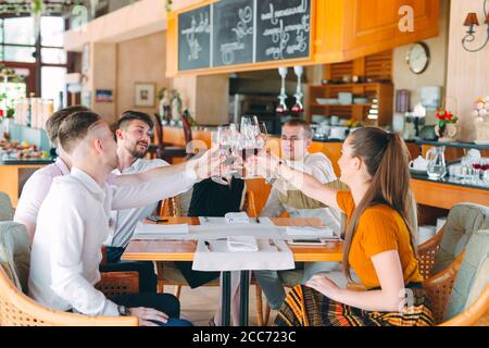 Freunde trinken Wein auf der Terrasse des Restaurants Stockfoto