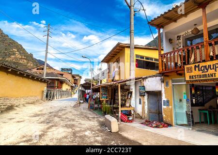 Eine Straße mit Geschäften und Restaurants in Ollantaytambo, Sacred Valley, Peru Stockfoto