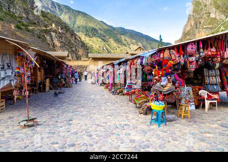 Mercado Artesanal Souvenir- und Kunsthandwerksmarkt in Ollantaytambo, Peru Stockfoto