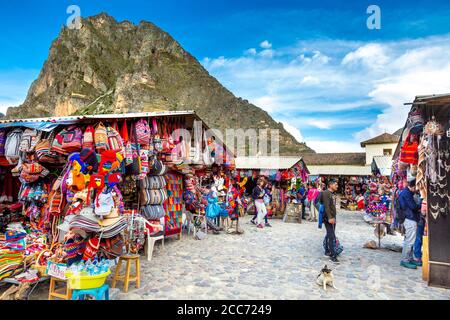 Mercado Artesanal Souvenir- und Kunsthandwerksmarkt in Ollantaytambo, Peru Stockfoto