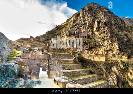 Tor und Terrassen an den Ruinen des alten königlichen Inka-Anwesens von Kaiser Pachacuti, Ollantaytambo, Heiliges Tal, Peru Stockfoto