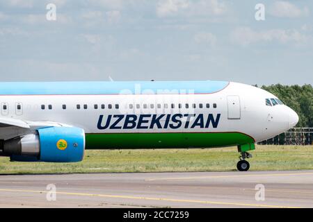 Juli 2019 In Moskau, Russland. Flugzeug Boeing 767-300 Usbekistan Airways am Flughafen Vnukovo in Moskau. Stockfoto