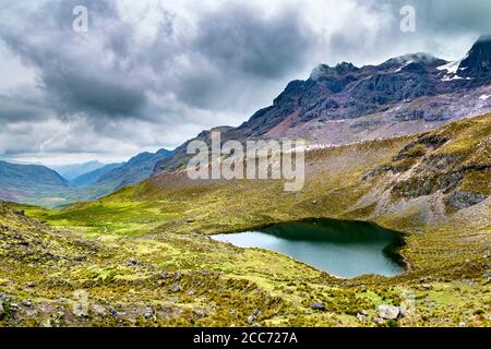 Blaue Berglagune und wunderschöne Landschaft in Ausangate, Cusipata, Anden, Peru Stockfoto