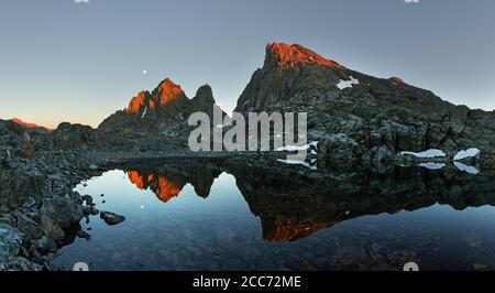 Vollmond über den drei Sirenen und Scylla Bergen Bei Sonnenuntergang spiegelt sich in Pool im Ionischen Becken in Kings Canyon Nationalpark im Sierr Stockfoto